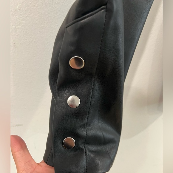 Zara black faux leather cargo pants snap fasteners ankles size 6 - Picture 3 of 11